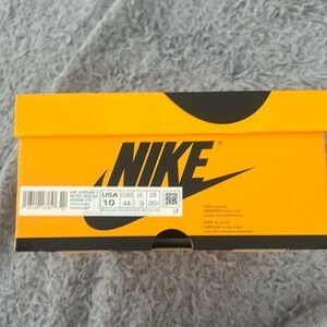 Air Jordan 1 High yellow toe